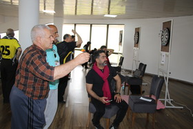 رقابت بازنشستگان در رشته دارت و شنا