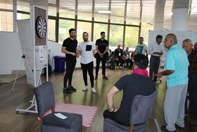 رقابت بازنشستگان در رشته دارت و شنا