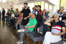 رقابت بازنشستگان در رشته دارت و شنا