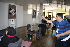 رقابت بازنشستگان در رشته دارت و شنا