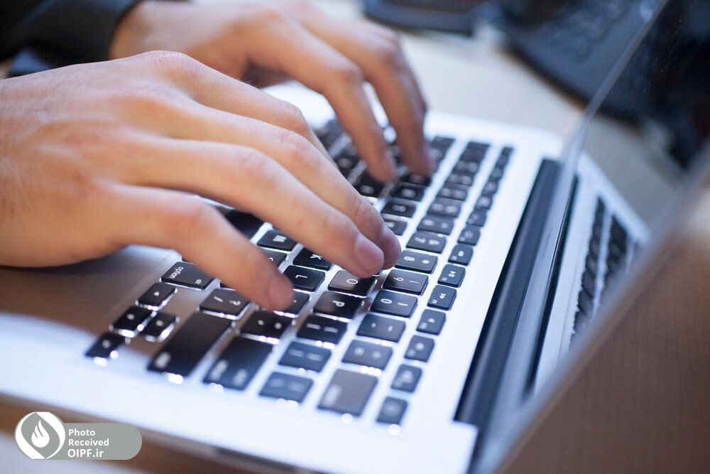 انگشت روی کیبورد