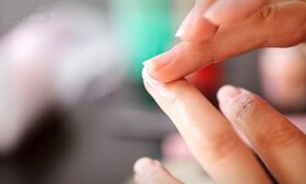 هلال سفید روی ناخن ها نشانه‌ی چیست؟