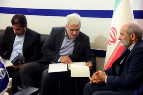 بازدید دکتر بیات رئیس هیئت رئیسه صندوق ها و دکتر نعیمی مدیر عامل شرکت سرمایه گذاری اهداف از نمایشگاه 28