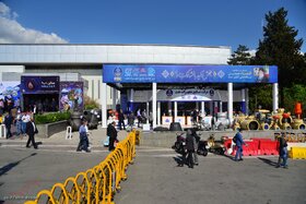 بازدید دکتر بیات رئیس هیئت رئیسه صندوق ها و دکتر نعیمی مدیر عامل شرکت سرمایه گذاری اهداف از نمایشگاه 28